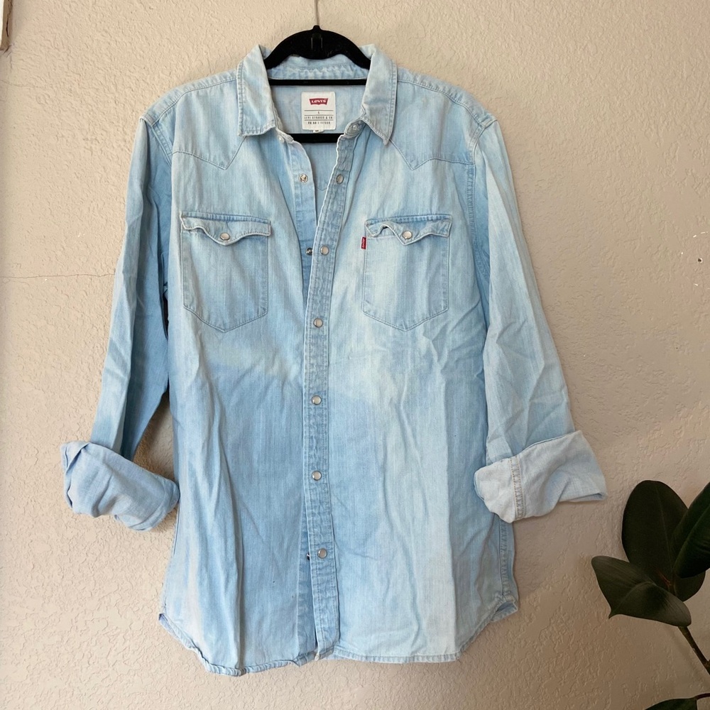 Levi’s Chambray Button Down